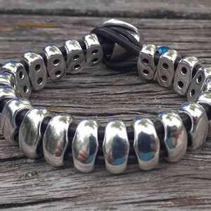 Pulsera de cuero y cuentas de plata hecha a mano para mujer, hermosa pulsera para ella como regalo de cumpleaños, elegante uno de 50, pulsera para todos los días.