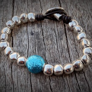 Pulsera azul, pulsera de cuero, pulsera de mujer, pulsera bañada en plata, pulsera, joyería boho, pulsera de plata gruesa, estilo uno de 50