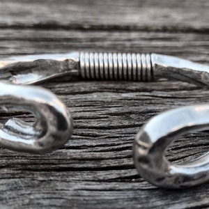 Pulsera de aguja con imperdible, pulsera de aguja, estilo uno de 50, pulsera de primavera, pulsera de mujer, pulsera de costura, pulsera color plata