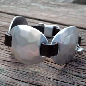 Pulsera de cuero, pulsera de mujer, pulsera bañada en plata, pulsera ajustable, estilo uno de 50, joyería boho, pulsera de plata gruesa