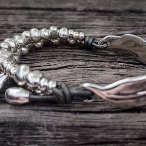 Pulsera linda, pulsera de cuero, pulsera de mujer, pulsera bañada en plata, pulsera boho, joyería estilo uno de 50, pulsera de plata gruesa