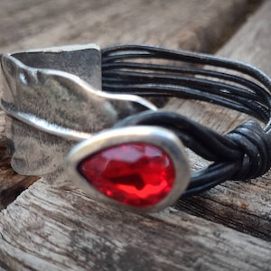 Pulsera de cuero, pulsera de mujer, pulsera de hoja de plata, estilo uno de 50, pulsera de cristal, joyería boho, pulsera de cristal rojo