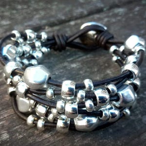 Pulsera de cuero multiestribo, pulsera de cuero, pulsera de mujer, pulsera de plata, pulsera boho, regalo estilo uno de 50, pulsera de cuentas de plata