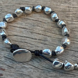 Pulsera de cuero y cuentas de plata hecha a mano para mujer, hermosa pulsera para ella como regalo de cumpleaños, elegante uno de 50, pulsera para todos los días.