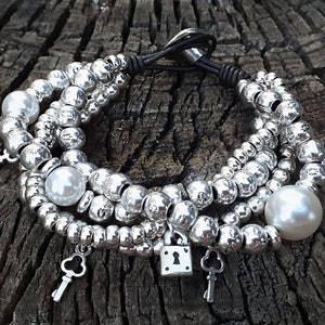 Pulsera de cuero, pulsera de perlas, pulsera bañada en plata, pulsera boho, joyería boho, pulsera gruesa de plata, estilo uno de 50