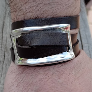 Leren armband, damesarmband, verzilverde armband, boho-armband, boho-sieraden, dikke zilveren armband, uno de 50-stijl
