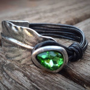 Pulsera de cuero, pulsera de mujer, pulsera de plata, pulsera boho, estilo uno de 50, joyería boho, pulsera de hoja, pulsera verde cristal