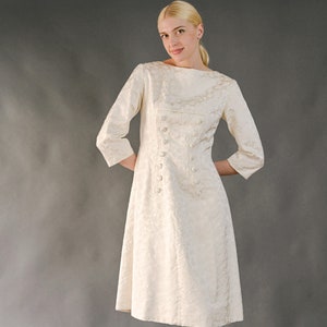 Vintage 60er Jahre creme kurzes Brautkleid, a-linie, mit geprägten Motiven, Knöpfe Medium Bild 2