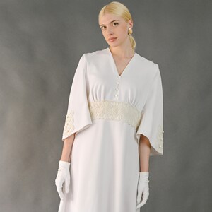 Vintage 70s white minimal classy wedding dress, a-line, v-neck, long sleeves, gloves, heavy fabric, embroidered details Medium Large image 5