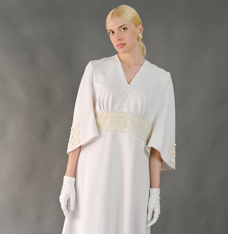 Vintage 70s white minimal classy wedding dress, a-line, v-neck, long sleeves, gloves, heavy fabric, embroidered details Medium Large image 5
