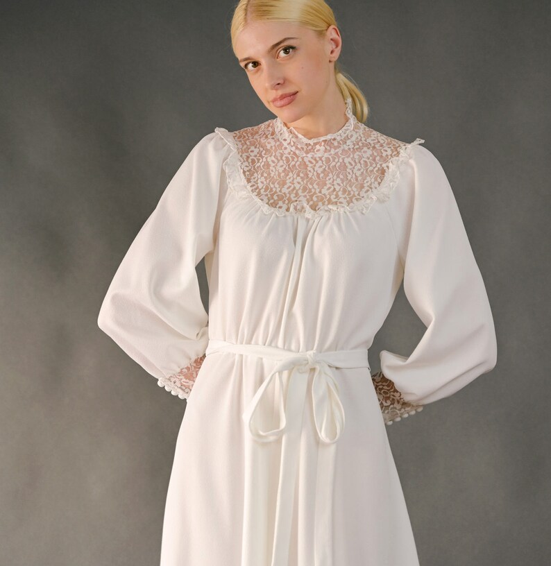 Vintage 1970s white boho wedding dress, a-line, high lace neck, lace stitched on the skirt, lace at the end of the sleeves M-XL image 3