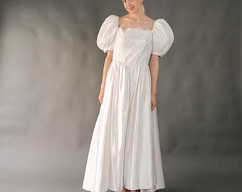 Vintage 1990s white wedding dress, satin, puffed short sleeves, lace bodice, embroidered pearls waist, bow at the back XL