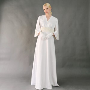 Vintage 70s white minimal classy wedding dress, a-line, v-neck, long sleeves, gloves, heavy fabric, embroidered details Medium Large image 2