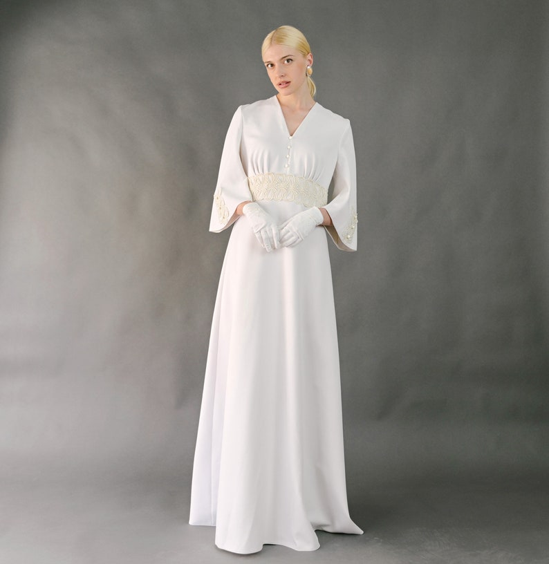 Vintage 70s white minimal classy wedding dress, a-line, v-neck, long sleeves, gloves, heavy fabric, embroidered details Medium Large image 2