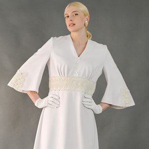 Vintage 70s white minimal classy wedding dress, a-line, v-neck, long sleeves, gloves, heavy fabric, embroidered details Medium Large image 6