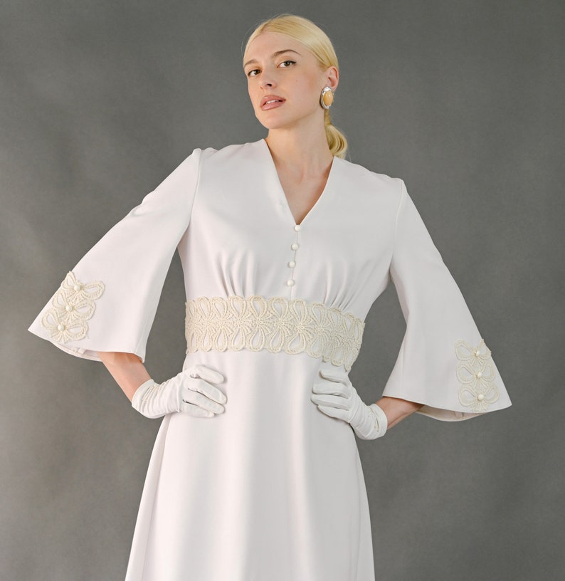 Vintage 70s white minimal classy wedding dress, a-line, v-neck, long sleeves, gloves, heavy fabric, embroidered details Medium Large image 6