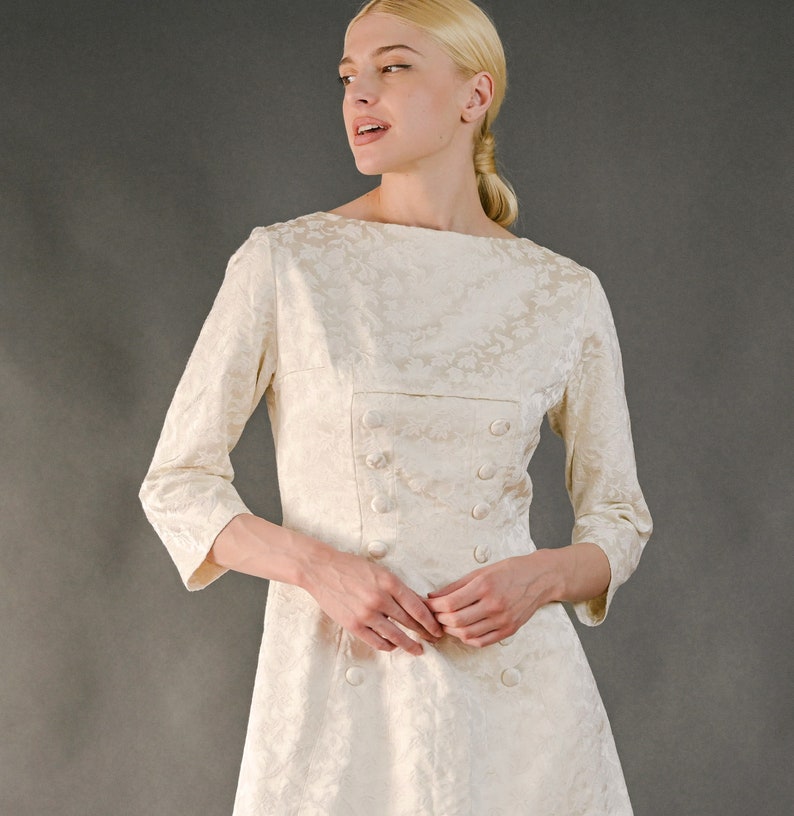 Vintage 60er Jahre creme kurzes Brautkleid, a-linie, mit geprägten Motiven, Knöpfe Medium Bild 4