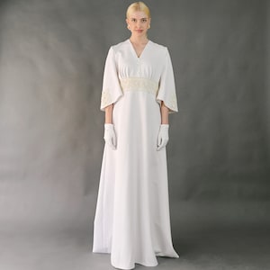 Vintage 70s white minimal classy wedding dress, a-line, v-neck, long sleeves, gloves, heavy fabric, embroidered details Medium Large image 1