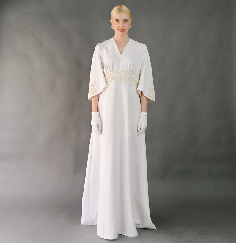 Vintage 70s white minimal classy wedding dress, a-line, v-neck, long sleeves, gloves, heavy fabric, embroidered details Medium Large image 1