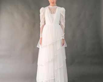 Vintage 80er Jahre weißes Hochzeitskleid aus Tüll mit asymmetrischer Rüsche, Etui-Silhouette, lange Ärmel mit Spitzendetails und gestickten Perlen