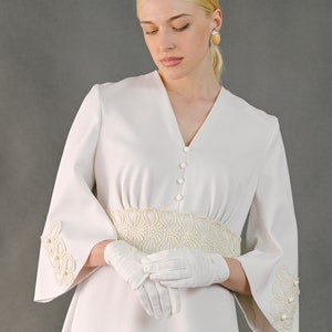 Vintage 70s white minimal classy wedding dress, a-line, v-neck, long sleeves, gloves, heavy fabric, embroidered details Medium Large image 4