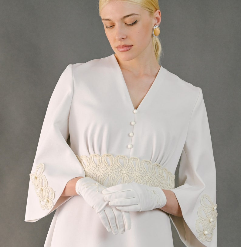 Vintage 70s white minimal classy wedding dress, a-line, v-neck, long sleeves, gloves, heavy fabric, embroidered details Medium Large image 4