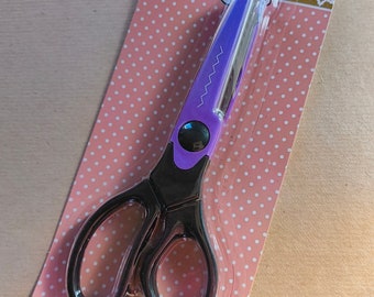 Scissors with a "zig zag" pattern