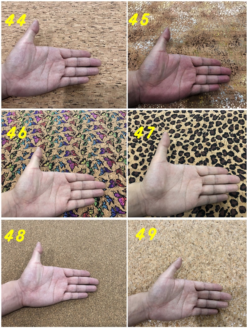 Może przedstawiać: Zbliżenie pięciu r&oacute;żnych pr&oacute;bek tkaniny korkowej z umieszczoną na każdej ręką. Pr&oacute;bki prezentują r&oacute;żne wzory, w tym gładki korek, korek z wzorem motyla, korek z nadrukiem lamparta i dwie kolejne gładkie pr&oacute;bki korka.