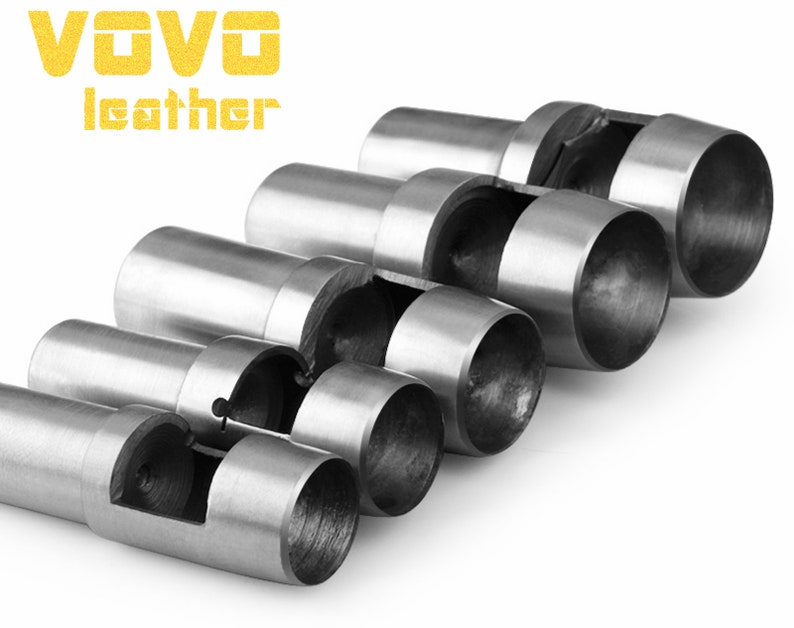 Puede incluir: Un juego de seis herramientas de punz&oacute;n de cuero de metal plateado. Las herramientas est&aacute;n dispuestas en una fila, con la herramienta m&aacute;s grande en la parte superior y la m&aacute;s peque&ntilde;a en la parte inferior. Las herramientas se utilizan para crear agujeros en el cuero para coser u otros fines.