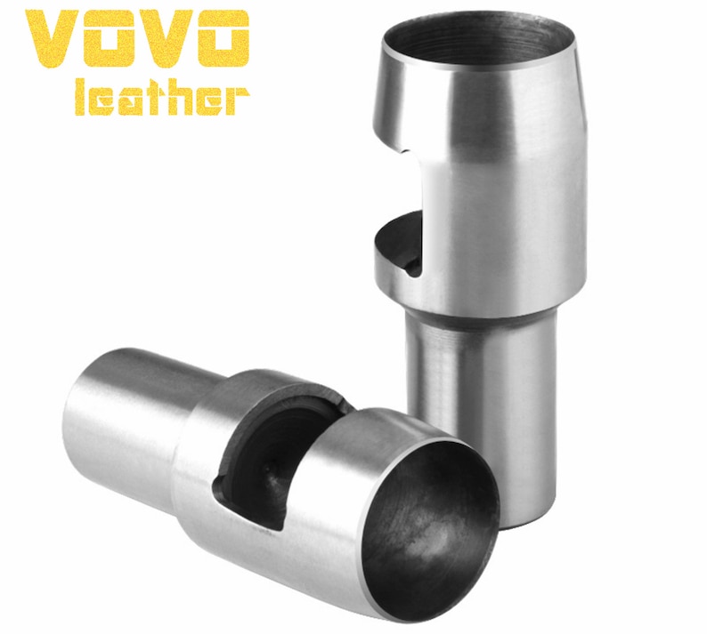 Puede incluir: Dos herramientas de punzonado de cuero de metal plateado. Las herramientas est&aacute;n dise&ntilde;adas para perforar cuero para coser u otras manualidades.