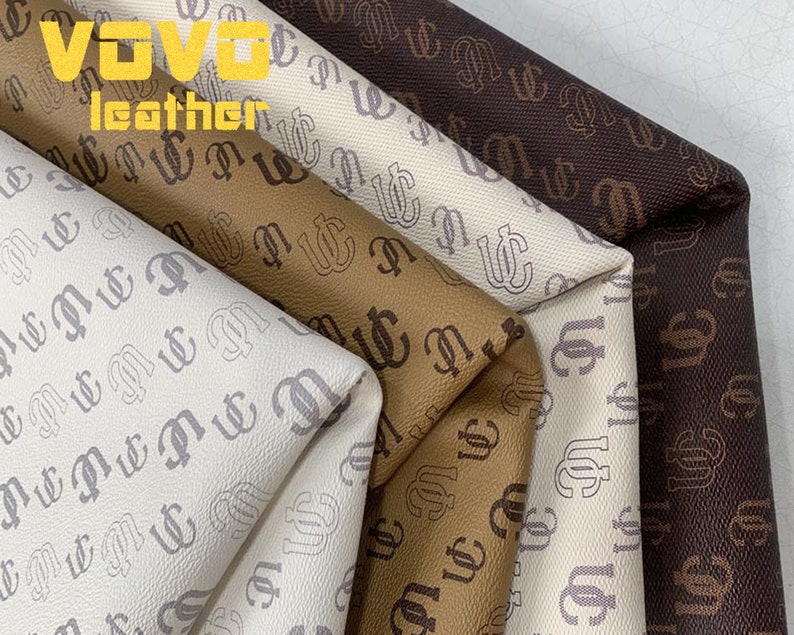 K&ouml;nnte beinhalten: Nahaufnahme von drei Stoffmustern in verschiedenen Farben: Wei&szlig;, Braun und Beige. Jedes Muster hat ein sich wiederholendes Muster des Buchstabens "W" in einer gotischen Schrift. Der Text "VOVO leather" ist in der oberen linken Ecke sichtbar.