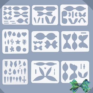 Puede incluir: Un conjunto de nueve plantillas blancas para hacer lazos para el cabello. Las plantillas están sobre un fondo azul claro. Las plantillas incluyen varias formas para lazos, incluyendo un corazón, una estrella, un cactus, una flor y un círculo. Las plantillas también se utilizan para hacer diferentes tipos de lazos, incluyendo un lazo clásico, un lazo en capas y un lazo con cola.