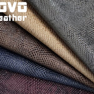 Può includere: Primo piano di quattro tessuti in similpelle di diversi colori con un motivo a pelle di serpente. I colori sono marrone, beige, blu scuro e bordeaux. Il tessuto è etichettato "VOVO leather".
