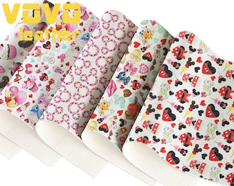 Könnte beinhalten: Fünf Blätter aus weißem Kunstleder mit verschiedenen bunten Mustern. Die Muster umfassen Herzen, Cupcakes, Mickey-Maus-Köpfe und andere Disney-Figuren. Der Text "VOVO Leather" ist in Gelb auf dem oberen Blatt gedruckt.