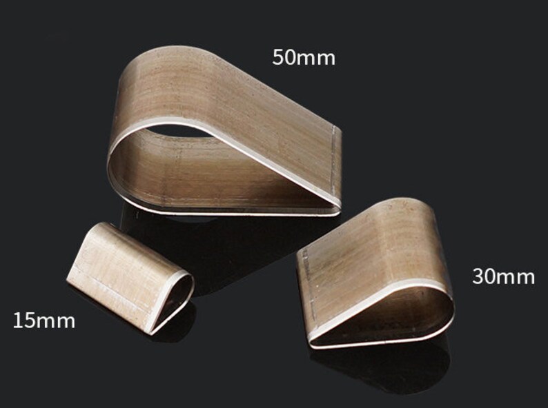 May include: Three metal craft punches in the shape of a teardrop. The largest punch is 50mm, the middle punch is 30mm, and the smallest punch is 15mm.