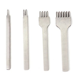 Puede incluir: Cuatro herramientas de artesanía de cuero con púas de diferentes tamaños. Las herramientas están hechas de metal y tienen un acabado plateado.