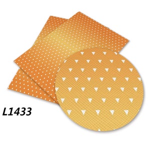 Puede incluir: Tela estampada naranja y amarilla con tri&aacute;ngulos blancos. La tela tiene un efecto degradado, pasando de un naranja m&aacute;s oscuro a un amarillo m&aacute;s claro. La tela est&aacute; etiquetada con el n&uacute;mero L1433.