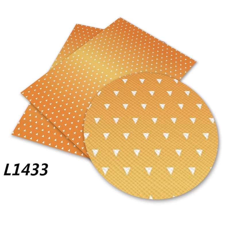 Puede incluir: Tela estampada naranja y amarilla con tri&aacute;ngulos blancos. La tela tiene un efecto degradado, pasando de un naranja m&aacute;s oscuro a un amarillo m&aacute;s claro. La tela est&aacute; etiquetada con el n&uacute;mero L1433.