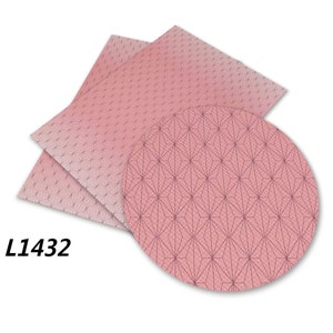 Puede incluir: Tres hojas de papel rosa con un dise&ntilde;o geom&eacute;trico. El papel tiene un degradado sutil de rosa claro a rosa oscuro. El papel est&aacute; etiquetado con el n&uacute;mero L1432.