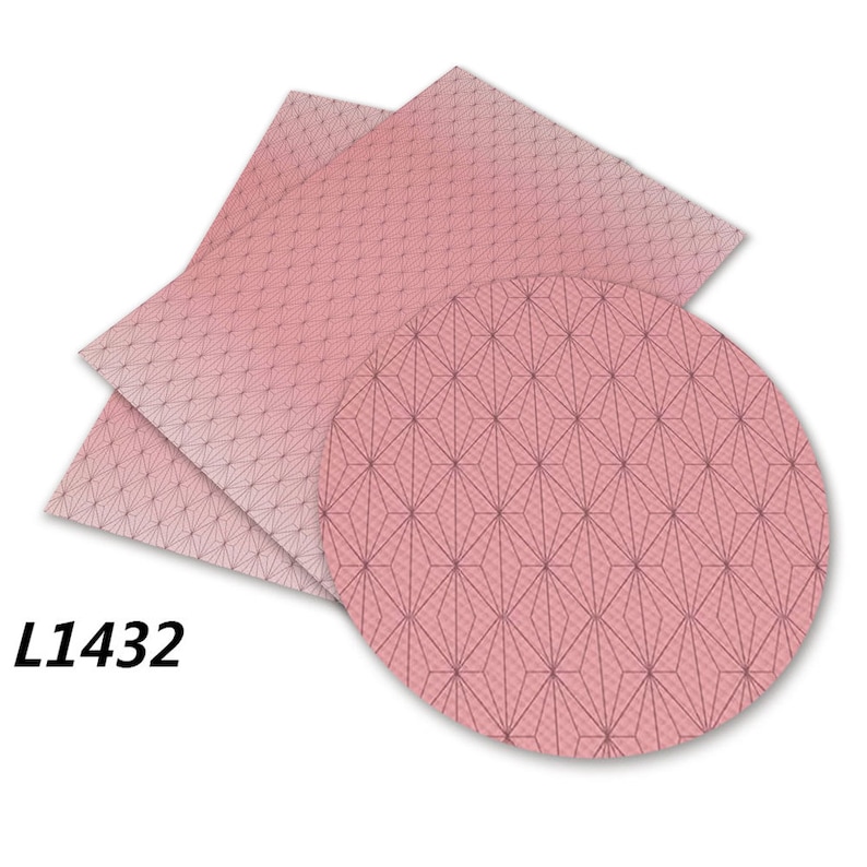 Puede incluir: Tres hojas de papel rosa con un dise&ntilde;o geom&eacute;trico. El papel tiene un degradado sutil de rosa claro a rosa oscuro. El papel est&aacute; etiquetado con el n&uacute;mero L1432.