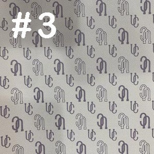K&ouml;nnte beinhalten: Ein wei&szlig;er Hintergrund mit einem sich wiederholenden Muster aus einem grauen stilisierten Buchstaben "C" mit einem kleinen Kreis im Inneren des Buchstabens. Der Buchstabe "C" wird diagonal wiederholt.