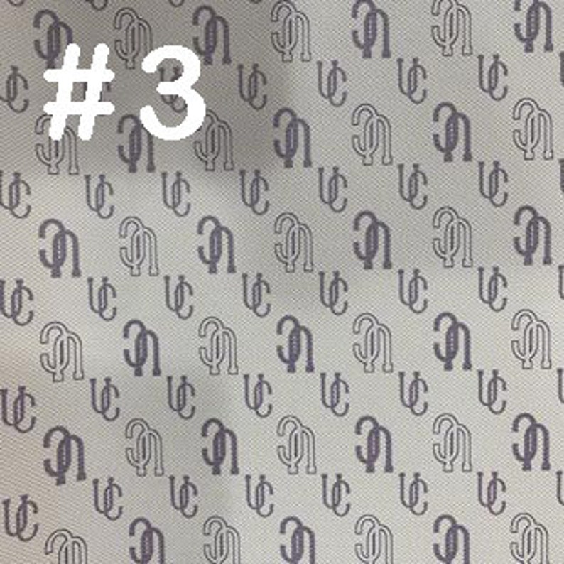 K&ouml;nnte beinhalten: Ein wei&szlig;er Hintergrund mit einem sich wiederholenden Muster aus einem grauen stilisierten Buchstaben "C" mit einem kleinen Kreis im Inneren des Buchstabens. Der Buchstabe "C" wird diagonal wiederholt.