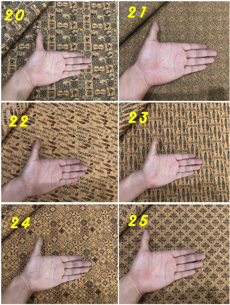 Może przedstawiać: Sześć r&oacute;żnych pr&oacute;bek tkaniny korkowej z umieszczoną na każdej ręką, aby pokazać rozmiar i skalę. Tkaniny prezentują r&oacute;żne wzory, w tym wzory geometryczne, ryby i tekst portugalski.