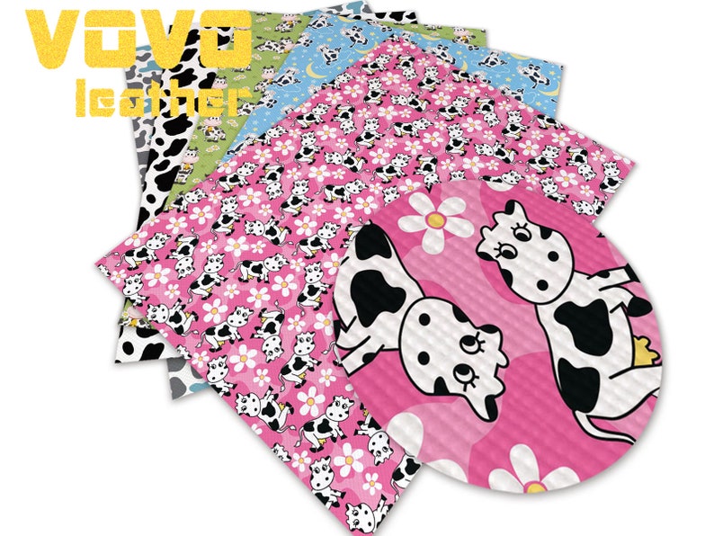 Puede incluir: Un conjunto de seis hojas de cuero sint&eacute;tico con patrones de tem&aacute;tica de vaca. Las hojas son de color rosa, azul, verde y negro con manchas de vaca blancas y flores blancas. Las hojas est&aacute;n apiladas unas sobre otras.