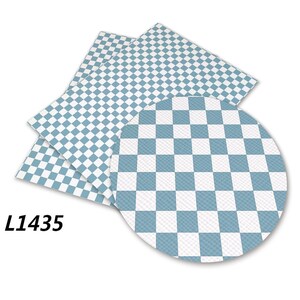 Puede incluir: Una l&aacute;mina de vinilo a cuadros azules y blancos con un primer plano del patr&oacute;n. El vinilo est&aacute; doblado en tres partes y el c&oacute;digo de producto L1435 es visible en la esquina inferior izquierda.