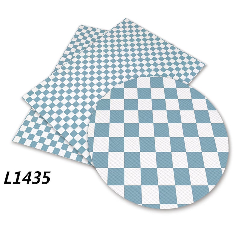 Puede incluir: Una l&aacute;mina de vinilo a cuadros azules y blancos con un primer plano del patr&oacute;n. El vinilo est&aacute; doblado en tres partes y el c&oacute;digo de producto L1435 es visible en la esquina inferior izquierda.