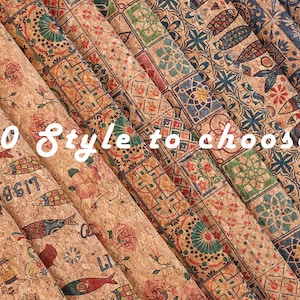 Może przedstawiać: Zbliżenie na rolki tkaniny korkowej z r&oacute;żnymi kolorowymi wzorami, w tym wzorami geometrycznymi, motywami kwiatowymi i ilustracjami ryb. Na tkaninie nadrukowany jest tekst "50 Style to choose".