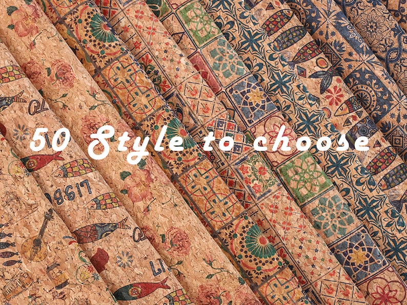 Może przedstawiać: Zbliżenie na rolki tkaniny korkowej z r&oacute;żnymi kolorowymi wzorami, w tym wzorami geometrycznymi, motywami kwiatowymi i ilustracjami ryb. Na tkaninie nadrukowany jest tekst "50 Style to choose".