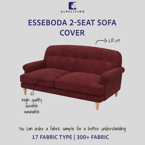 以下が含まれることがあります： エンジ色のESSEBODA 2人掛けソファカバー。ソファはボタン留めの背もたれ、丸みを帯びたアーム、木製の脚が付いています。画像には「高品質、耐久性、洗濯可能」というテキストが含まれています。テキストには「17種類の生地 | 300以上の生地」とも書かれています。