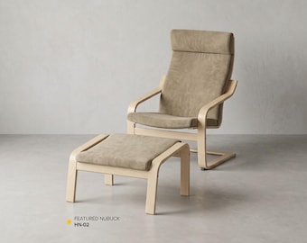 Puede incluir: Un sillón y reposapiés Poäng con estructura de madera clara y tapicería de cuero nubuck beige. El texto dice: FEATURED NUBUCK HN-02. POÄNG ARMCHAIR & OTTOMAN | Material: Premium HN-02 Nubuck Leather | Dimensions: 100cm H.
